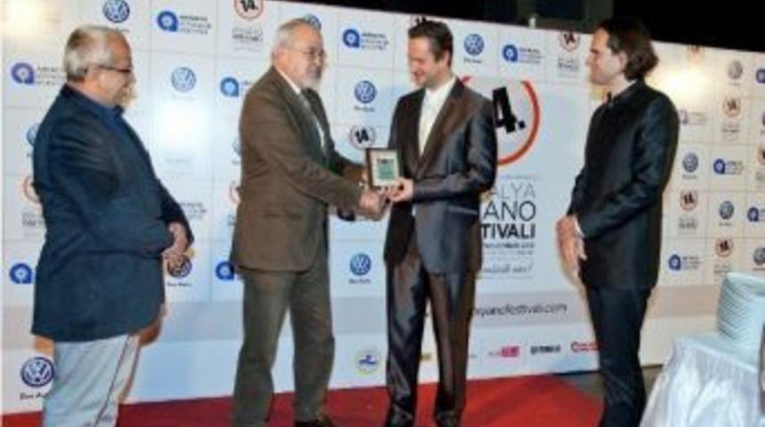 Festival Sahnesinde Trompet Ve Piyano Dansı