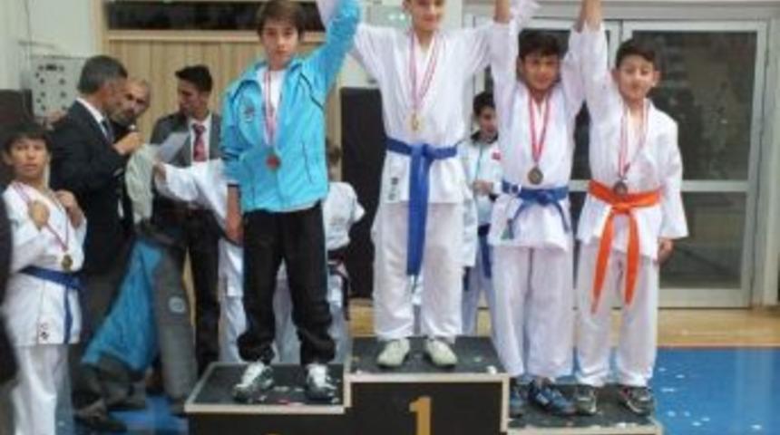 B&uuml;y&uuml;kşehirli Karateciler Madalyaları Topladı