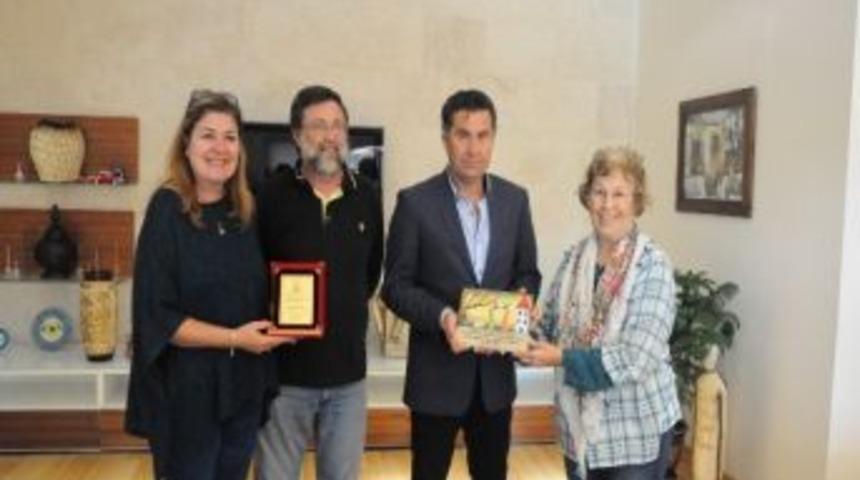 Sanat Dostu Başkan Kocadon&rsquo;a Teşekk&uuml;r Plaketleri Verildi