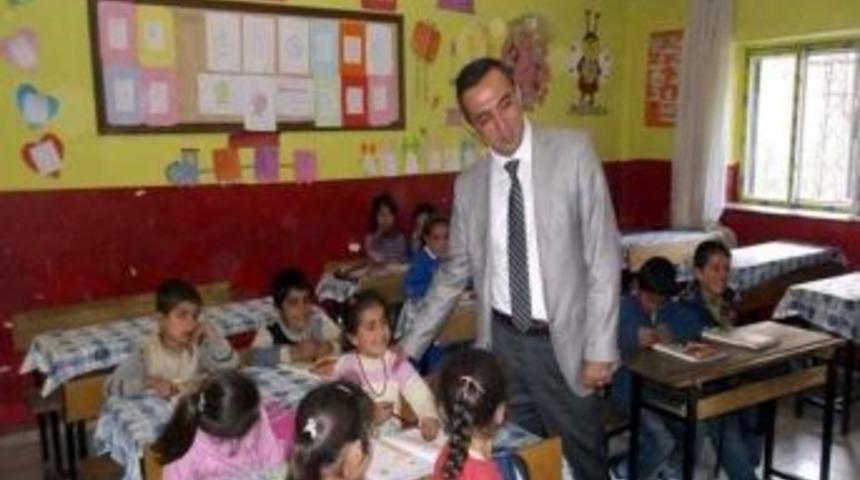 Bah&ccedil;esaray Kaymakamı A&ccedil;ıkg&ouml;z, K&ouml;y Ziyaretleri Devam Ediyor