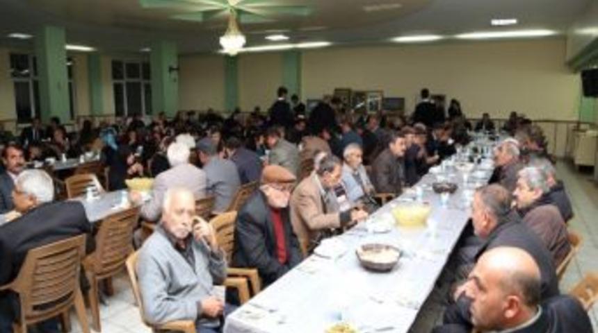 Başkan Fadıloğlu Cem Evinde İftar Yemeği Verdi