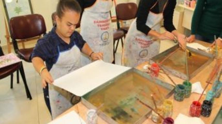 Kadınlar Şahinbey&rsquo;de Ebru Yaparak Stres Atıyor