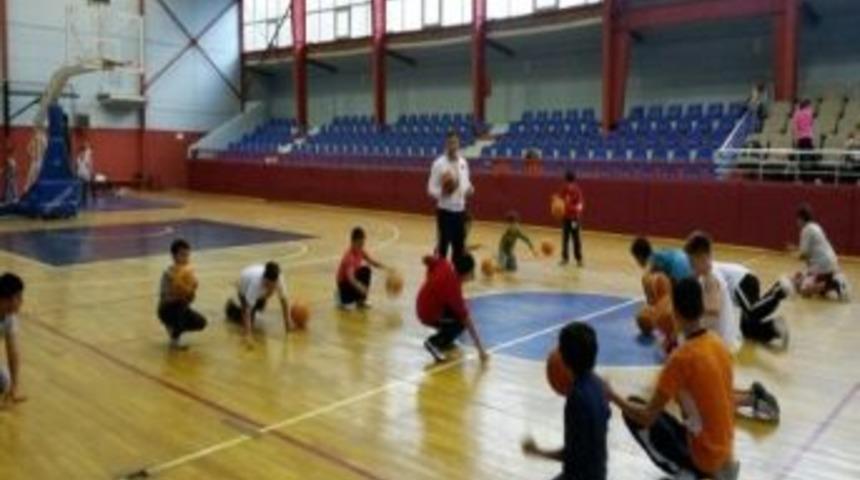 Ak&ccedil;akoca&rsquo;da Basketbol &Ccedil;alışmaları Hız Kesmiyor
