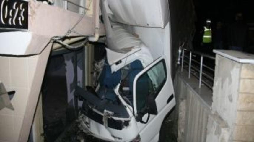 Kamyonla Bir Apartmanın 2 Metre Y&uuml;ksekliğindeki Bah&ccedil;esine D&uuml;şt&uuml;