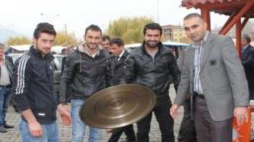 Ak Parti İl&ccedil;e Teşkilatı Ve Gen&ccedil;lik Kolları Pazarda Aşure Dağıttı