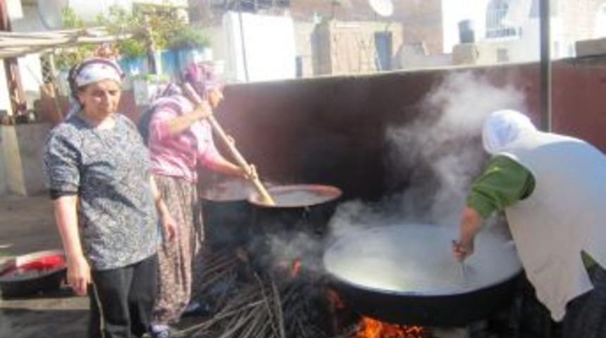 Savur'da Bin Kişiye Aşure Dağıtıldı