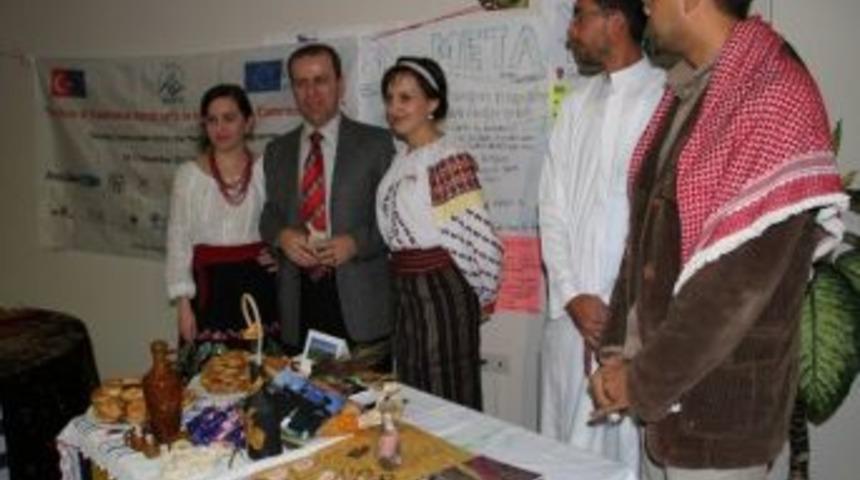 Avrupalı &Ouml;ğrenciler Klarnet &Ccedil;alıp Ebru Yaptı