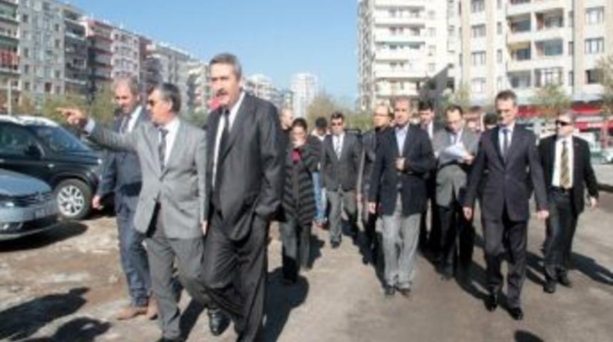 Diyarbakır Valisi Kıra&ccedil;, Başbakan&rsquo;ın Miting Yapacağı Alanı İnceledi