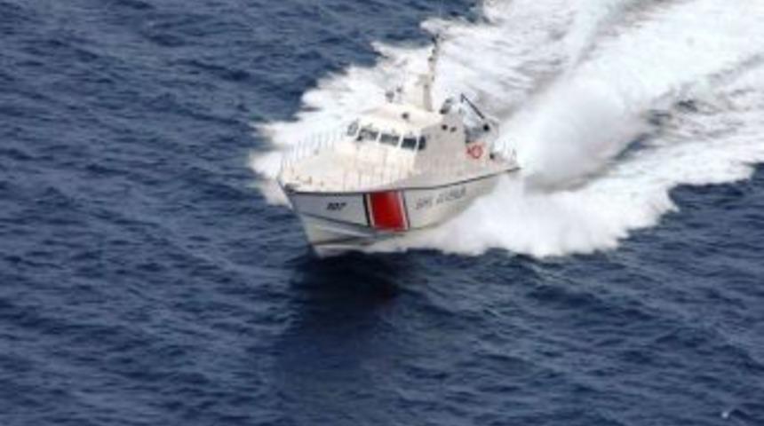 Şişme bot patlayınca ka&ccedil;aklar mahsur kaldı