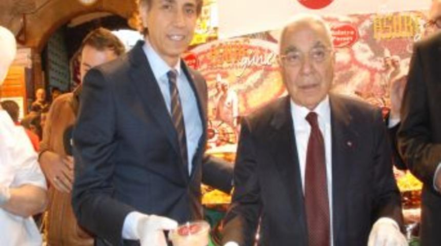 Mısır &Ccedil;arşısı&rsquo;nda Vatandaşlara Aşure Dağıtıldı