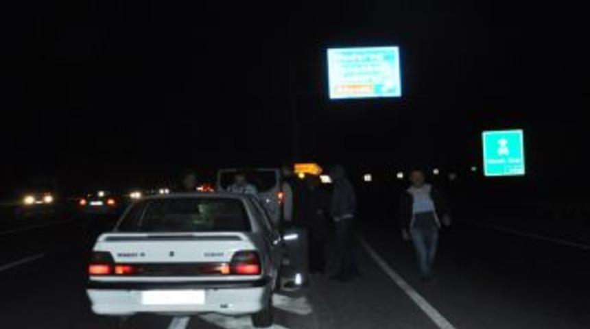 Otomobilin &ccedil;arptığı &ccedil;ift &ouml;ld&uuml;