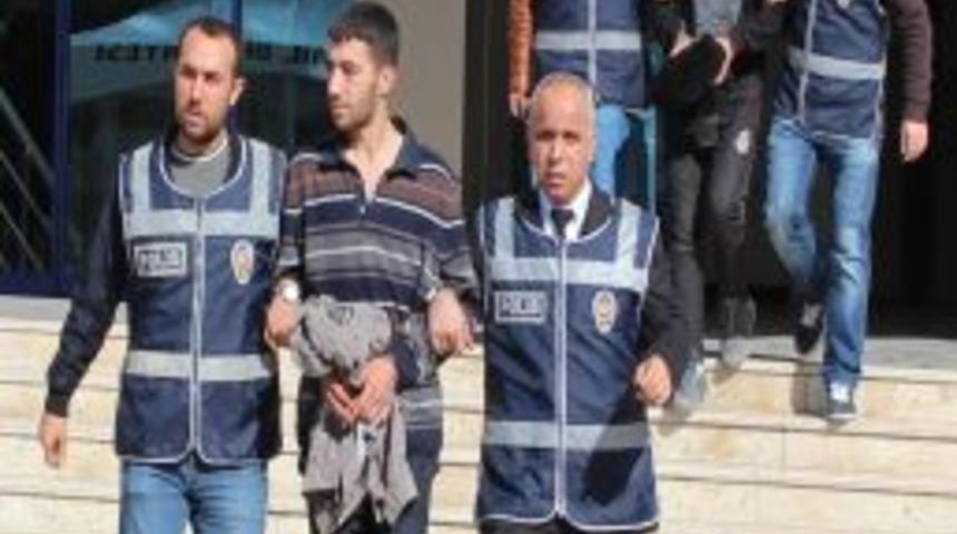 Trakt&ouml;r&uuml;n Yağ &Ccedil;ubuğuyla &Ccedil;alıştırdıkları Minib&uuml;s&uuml; Ka&ccedil;ırdılar