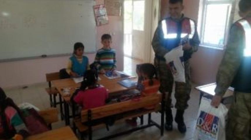 Jandarmadan Kardeş Okuluna Anlamlı Ziyaret