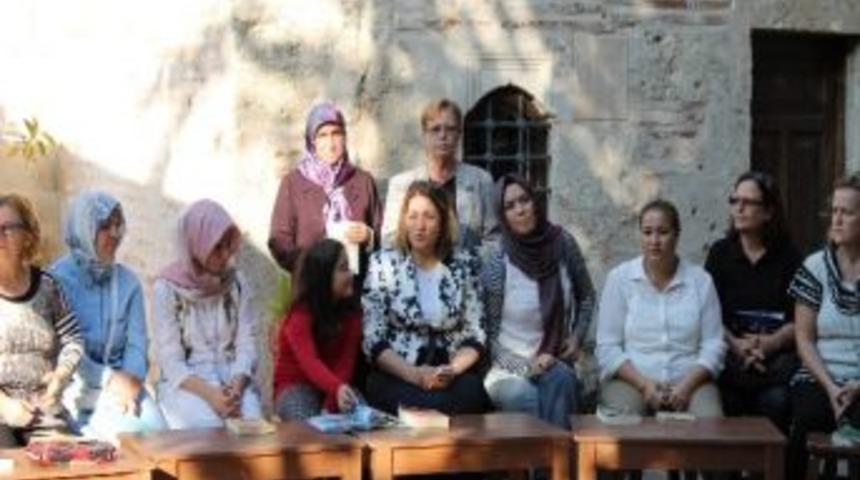 Ak Parti'li Kadınlardan "kitabını Al Gel" Etkinliği...