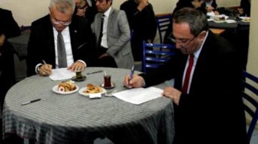 Kahvehanede Toplanıp Kitap Okudular