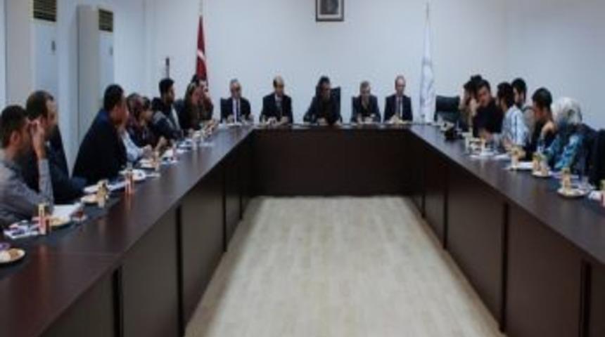 Rekt&ouml;r &Ouml;zer, &Ouml;ğrenci Konseyi İle Buluştu