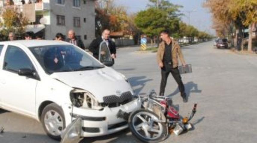 Motosikletle Otomobil &Ccedil;arpıştı: 2 Yaralı
