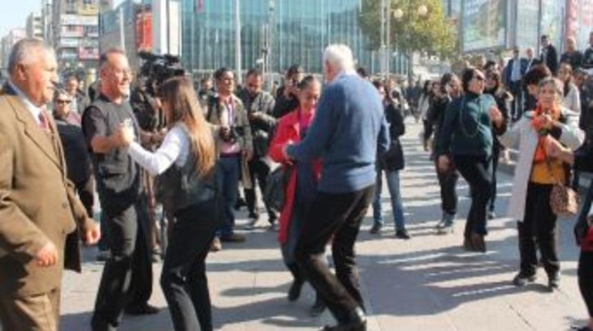 Kızılay&rsquo;da &ldquo;kal Geldi Dansı&rdquo; Eylemi