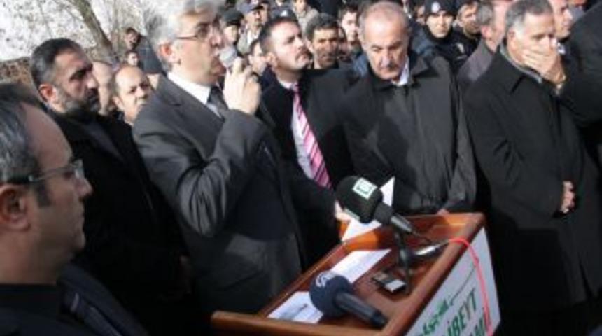 Aşura Matemine Katılan Vural, Kasım Otağından Ge&ccedil;ti Bardaktan &Ccedil;orba I&ccedil;ti