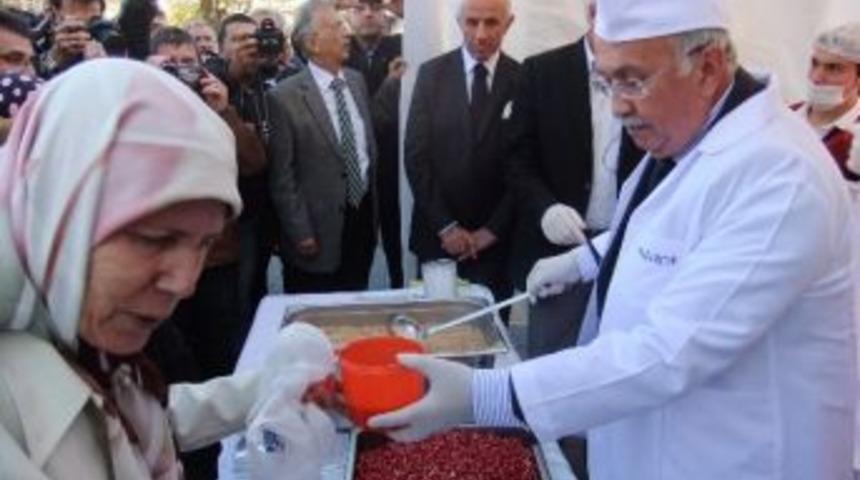 K&uuml;tahya Belediyesi Halka Aşure Dağıttı