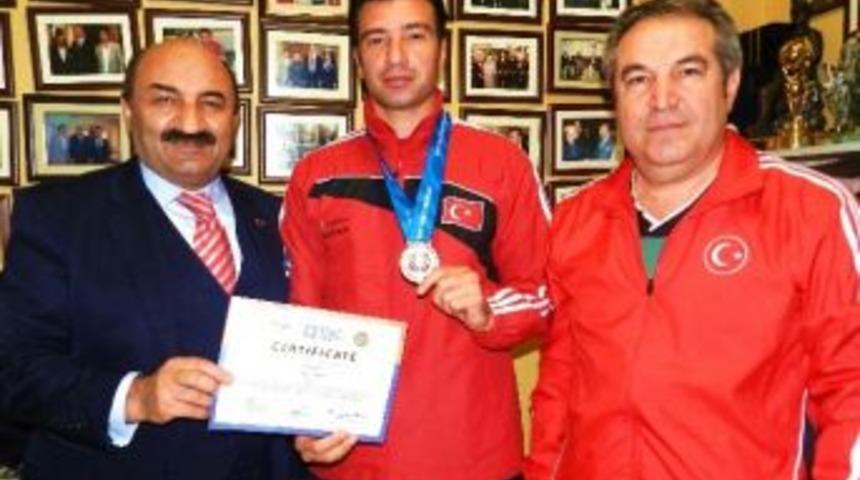 D&uuml;nya Şampiyonu Sararspor'da