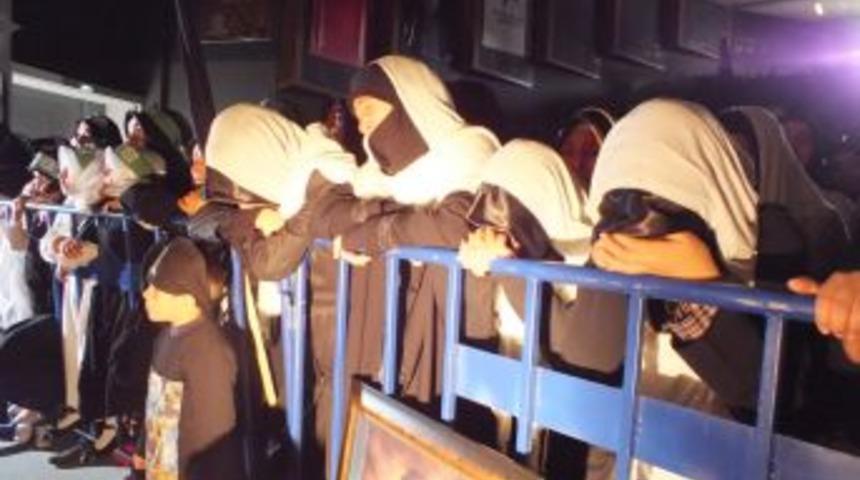 Hz. H&uuml;seyin&rsquo;i Anlatan Oyun, Izleyenleri G&ouml;zyaşlarına Boğdu