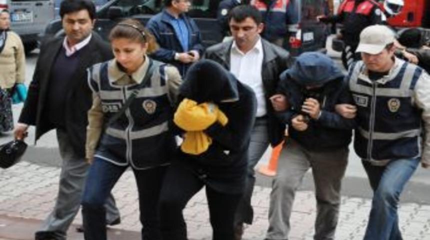 Fuhuşa Aracılıktan G&ouml;zaltınan Alınan 8 Kişi Adliyeye Getirildi