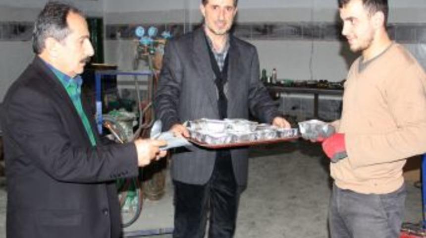 Yaren Derneği Aşure Dağıttı