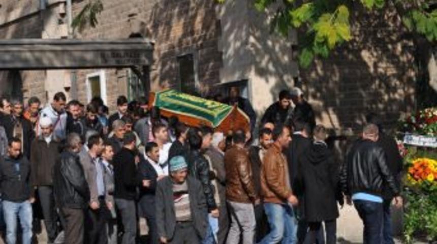 Kavgada Hayatını Kaybeden Lise &Ouml;ğrencisi Toprağa Verildi