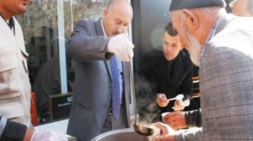 Bayburt Belediyesi &Ouml;n&uuml;nde Vatandaşa Aşure Dağıtıldı