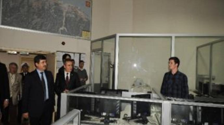 İl Emniyet M&uuml;d&uuml;rl&uuml;ğ&uuml;n&uuml; Ziyaret Eden Vali &Ouml;z, Emniyet M&uuml;d&uuml;r&uuml; Ertan Yavaş&rsquo;tan Brifing Aldı