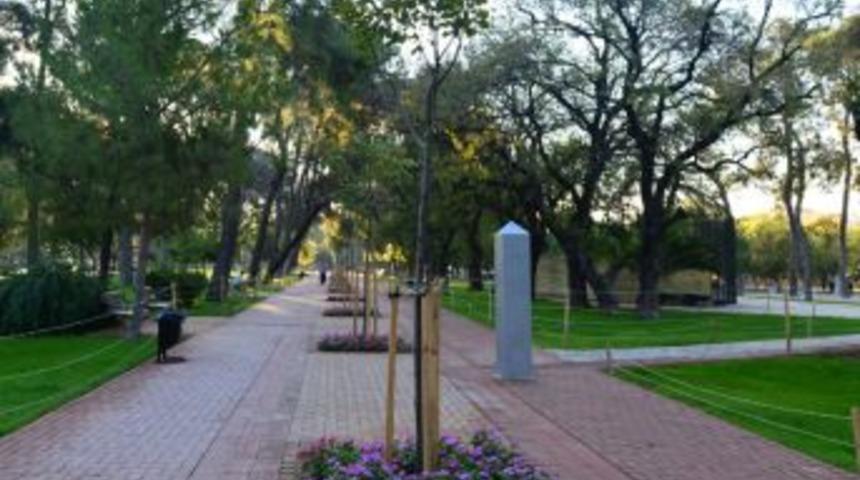 İzmir'deki Hasanağa Bah&ccedil;esi Yeniden Tasarlandı