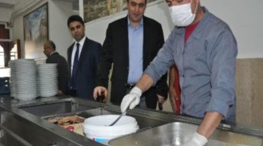 Midyat Kaymakamı Her Sabah Yurttaki &Ouml;ğrencilerle Bir Araya Geliyor