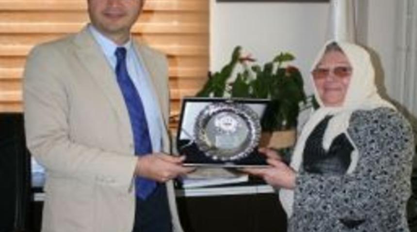 Hastaneye Yardım Eden Hayırsevere Plaket