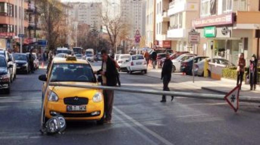 Elektrik Direği Taksinin &Uuml;zerine Devrildi