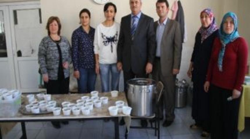 Akhisar Cumhuriyet İlkokulu'nda Aşure Etkinliği