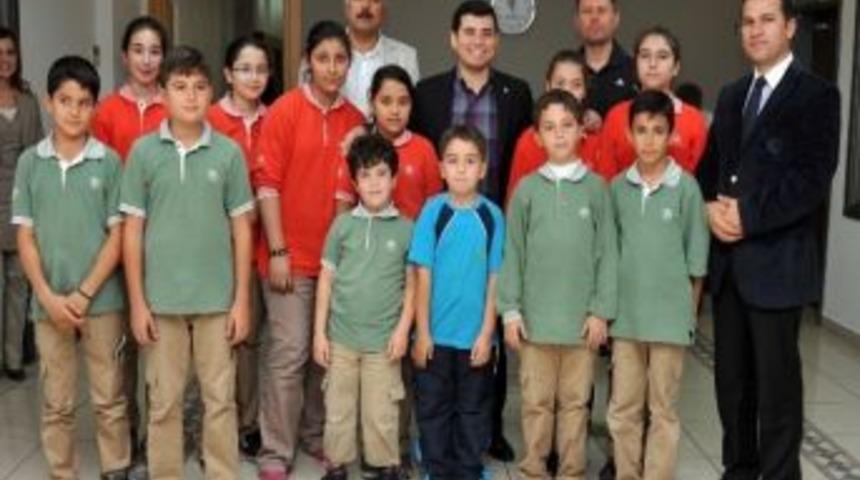 &Ouml;ğrencilerden Başkan T&uuml;t&uuml;nc&uuml;&rsquo;ye Aşure İkramı