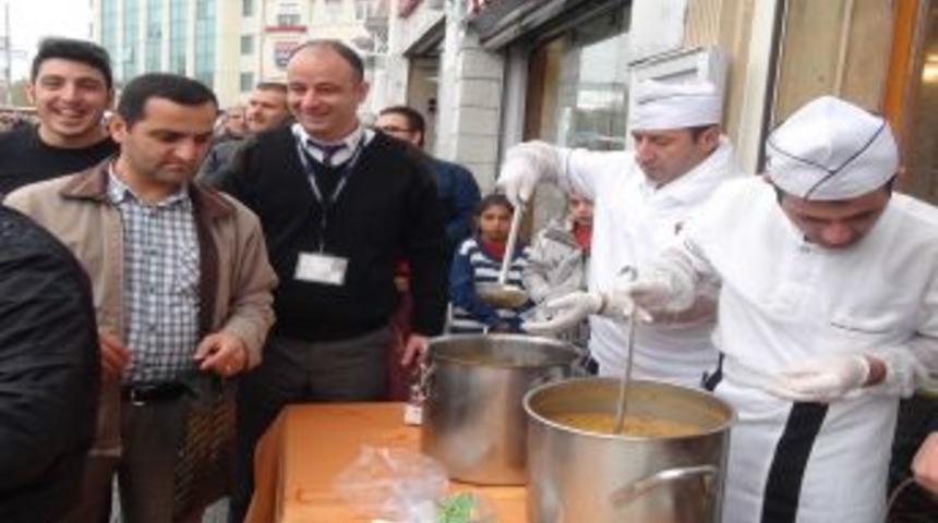 Taksim'de Bir Ton Aşure Dağıtıldı