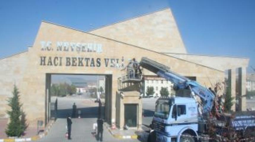 Nevşehir Hacı Bektaş Veli &Uuml;niversitesi&rsquo;nde Ana Giriş Kapısı Tabelası Asıldı