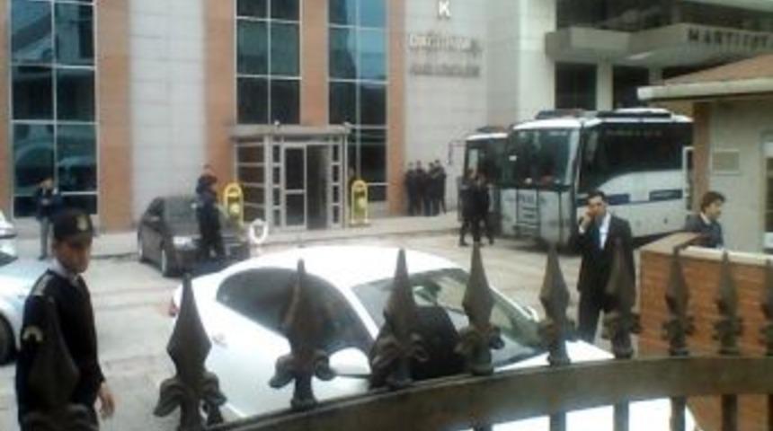 İşten &Ccedil;ıkarılan İş&ccedil;ilerle G&uuml;venlik G&ouml;revlileri Arasında Arbede