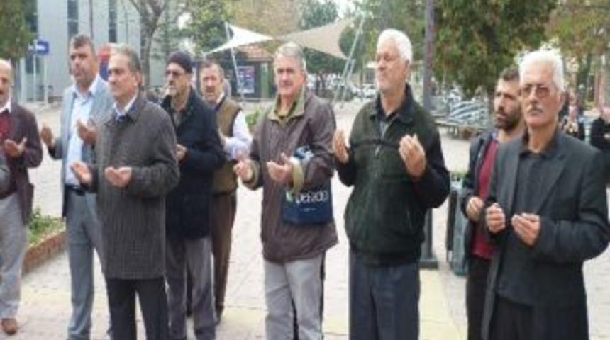 Saadet Partililer Aşure Dağıttı