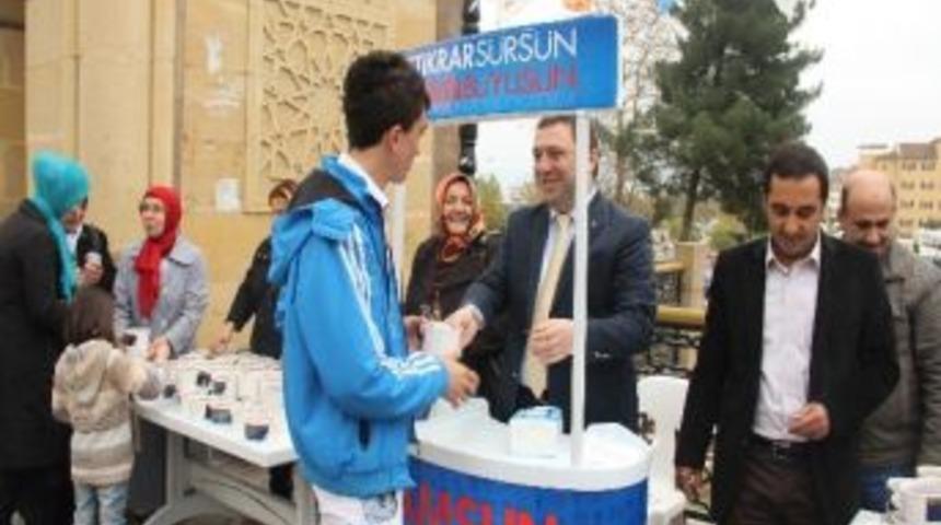 Ak Parti&rsquo;den K&ouml;pr&uuml;de Aşure Dağıtımı