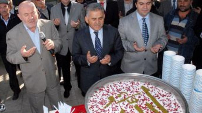 Aşure Ikramında Vatandaşlar Uzun Kuyruk Oluşturdu