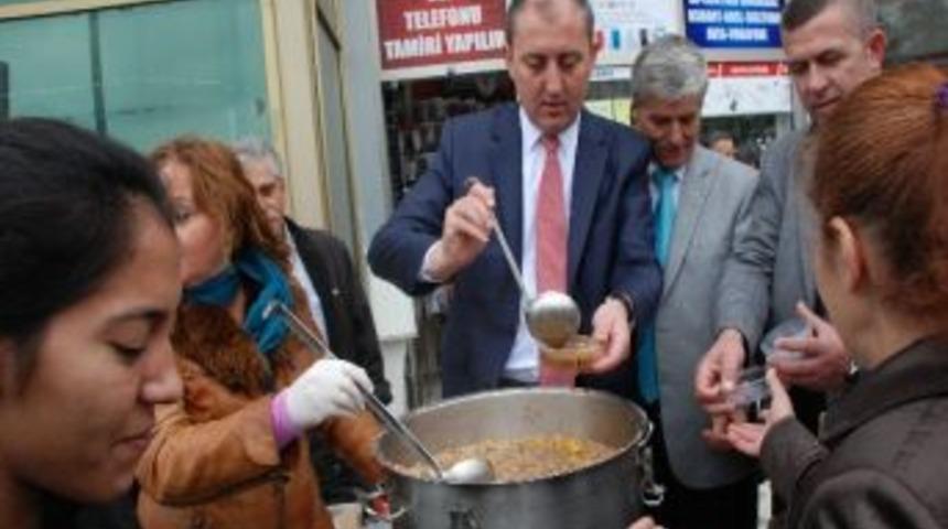 Başkan Adayı Aşure Dağıttı