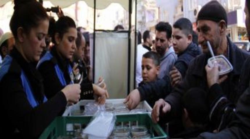 Diyarbakır Polisi Bağlar&rsquo;da 10 Bin Kişiye Aşure Dağıttı