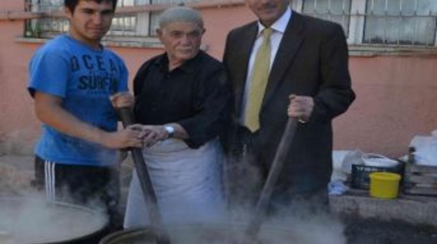 İmam Hatipliler 8 Kazan Dolusu Aşure Yapıp Dağıttı