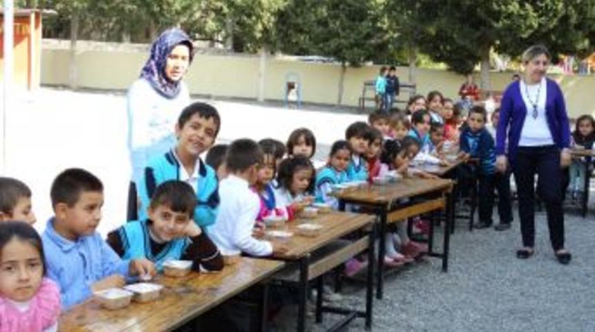 &Ouml;ğretmenlerden &Ouml;ğrencilerine Aşure Ikramı