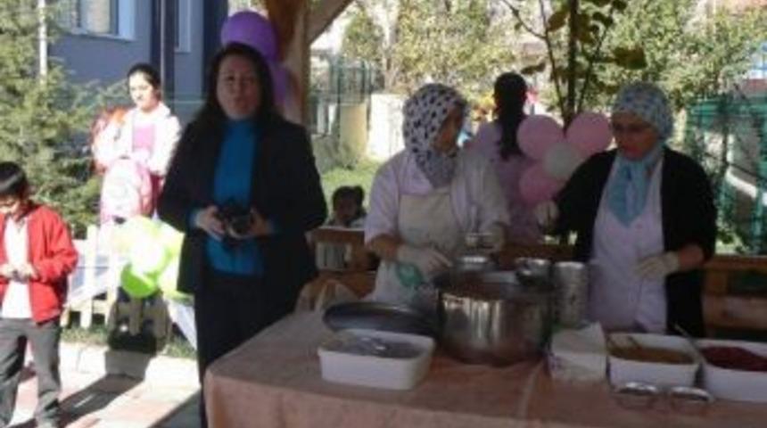 Aşure Dağıtılarak &Ouml;ğrencilere C&ouml;mertlik Değeri Anlatılıyor