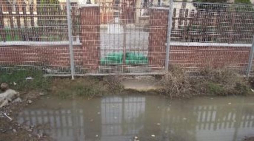 Atat&uuml;rk Evi&rsquo;ni &Ccedil;amurdan Korumak İ&ccedil;in &Ccedil;uvaldan Barikat Kuruldu