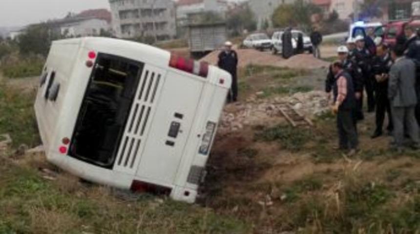 Balıkesir'de Halk Otob&uuml;s&uuml; Devrildi: 5 Yaralı